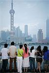 Menschen auf den Bund-Blick auf den Oriental Pearl Tower in Pudong District, Shanghai, China, Asien