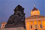 Statue de la Reine Victoria et le Palais législatif, Winnipeg, Manitoba, Canada, en Amérique du Nord