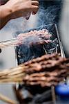 Ajout d'épices pour le barbecue, Kunming, Yunnan, Chine, Asie