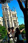 Touristes à la Plaza de Cibeles (place de la Cibeles), Madrid, Espagne, Europe