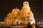 Gens avec des bougies va tour église pendant les célébrations de Pâques, Aleksander Nevski Eglise, Sofia, Bulgarie, Europe