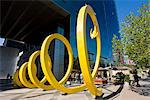 Sculpture de spirale jaune dans le quartier central des affaires, Santiago, Chili, Amérique du Sud