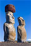 Ahu Tongariki, la plus grande ahu sur l'île, deux de la ligne de Tongariki de 15 statues géantes de Moai, que celui-ci a encore une touffe en place, Rapa Nui (île de Pâques), Chili, Amérique du Sud