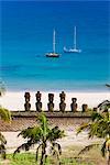 Plage d'Anakena, yachts amarrés en face de la pierre géante monolithique Moai statues de Ahu Nau Nau, quatre dont ont topknots, Rapa Nui (île de Pâques), patrimoine mondial de l'UNESCO, Chili, Amérique du Sud