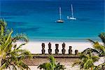 Plage d'Anakena, yachts amarrés en face de la pierre géante monolithique Moai statues de Ahu Nau Nau, quatre dont ont topknots, Rapa Nui (île de Pâques), patrimoine mondial de l'UNESCO, Chili, Amérique du Sud