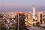 Skyline der Stadt und die Berge der Anden bei Dämmerung, Santiago, Chile, Südamerika