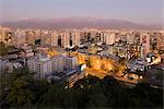 Skyline der Stadt und die Berge der Anden bei Dämmerung, Santiago, Chile, Südamerika