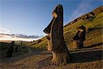 Monolithiques pierres Moai statues géantes à Rano Raraku, Rapa Nui (île de Pâques), patrimoine mondial de l'UNESCO, Chili, Amérique du Sud