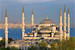 Erhöhten Blick auf die Blaue Moschee (Sultan Ahmet) in Sultanahmet, mit Blick auf das Bosporus, Istanbul, Türkei, Europa