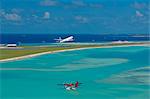 Jet de passagers décollant de l'aéroport International de Malé et Maldivian air taxi prêt à décoller, Maldives, océan Indien, Asie