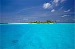 Île tropicale entourée de lagune, Maldives, océan Indien, Asie