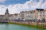 Restaurants säumen den Rand der Marina in den alten Hafen von La Rochelle, Charente-Maritime, Frankreich, Europa