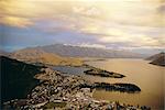 Vue du Chalet Skyline au sommet de la télécabine, Queenstown, lac Wakatipu et des Remarkables, Ouest Otago, île du Sud, Nouvelle-Zélande, Pacifique