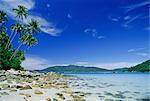 Vue de Kecil (peu) vers Besar (Big), les deux îles Perhentian, parcs marins paradis tropical sur la côte de cet état du nord-est, Terengganu, Malaisie, Asie