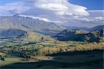 Regardant sud-est de Coronet Peak vers la vallée de Shotover et The Remarkables montagne, près de Queenstown, Ouest, Otago, île du Sud, Nouvelle-Zélande, Pacifique