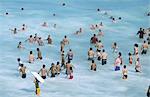 Badende am Tamarama, modische Strand südlich von Bondi in den östlichen Vororten, Sydney, New South Wales, Australien, Pazifik