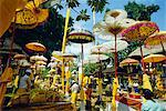 Sonnenschirme im Pura Taman Pule Hindu Tempel auf Koningan Day, Bali zweite wichtigste Feiertag wenn die Heiligen Seelen der Ahnen verehrt werden, Landkreis Gianyar, Bali, Indonesien