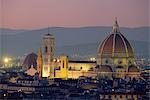 La cathédrale Santa Maria del Fiore, vu illuminé au crépuscule de la Piazzale Michelangelo, Florence, Toscane, Italie