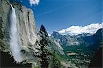 Upper Yosemite Falls cascades vers le bas les murs de granit abruptes de la de vallée d'Yosemite, le monde ininterrompue plus longue chute, avec la fameuse 8842 ft Half Dome dans le lointain, Yosemite National Park, patrimoine mondial de l'UNESCO, Californie, États-Unis d'Amérique (États-Unis d'Amérique), Amérique du Nord