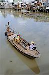 Bateau sur le Kinh Ben Nghe, un affluent de la rivière de Saigon, dans le centre-ville de Ho Chi Minh-ville (anciennement Saigon), Viêt Nam, Indochine, Asie du sud-est, Asie