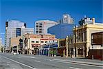 Blick nach Westen entlang der Flinders Street im Stadtzentrum von Adelaide, South Australia, Australien, Pazifik