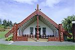 Marae maori, ou maison de la réunion, à Putiki, juste au-dessus de la rivière de la ville de Wanganui, sur la côte ouest, Wellington, North Island, Nouvelle-Zélande, Pacifique Sud
