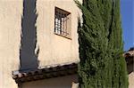 La Mas, maison provençale moderne Style traditionnel. Détail de la maison avec des cyprès. Architecte : Chris Rudolf
