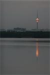 Lichter auf dem China Central TV-Turm in Peking spiegeln sich in einem See im Sommer-Palast.