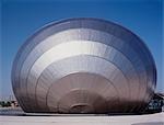 Scotland, Glasgow Science Centre. Vue arrière du cinéma IMAX. Architecte : Building Design Partnership