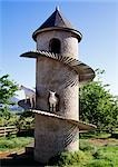 Ziege-Haus, zylindrischer Aufbau mit spiralförmigen Rampe für Ziegen mit Ziege im Blick. Kapstadt-Region.