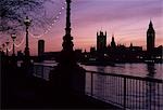 Chambres du Parlement au coucher du soleil, Westminster, Londres. Rive sud de la Tamise. Architecte : Charles Barry A. W. N. Pugin