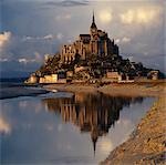 Mont-St-Michel in der Normandie. Dawn gedreht mit Reflektion.