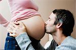 L'homme enceinte estomac de baiser de la femme