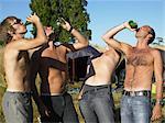 Männer trinken Bier bei einem festival