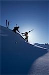 Skifahrer, die einander helfen, am Berg