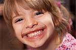 Fille souriante avec du chocolat autour de la bouche