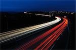 Lumières des stries sur la route pendant la nuit, Wurtzbourg, Bavière, Allemagne