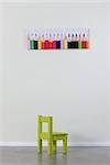 Chaise de l'enfant et le poster de crayons de couleur