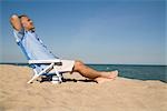 Mann entspannend auf den Strand, Lake Michigan, USA