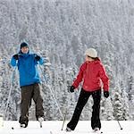 Nahaufnahme eines Paares Cross Country Skilaufen, Whistler, British Columbia, Kanada