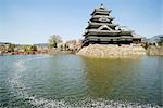 Pont qui mène au château de Matsumoto, préfecture de Nagano,