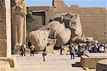 Touristes au Temple de Louxor, Egypte