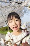 Japanische Mädchen Blick auf Blumen
