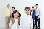Asiatische Familie stehen zusammen in eine V-Form