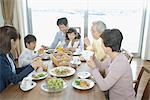 Asiatische Familie frühstücken zusammen