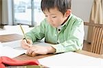 Japanese boy de faire ses devoirs