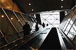 Homme d'affaires croissant Escalator à Tokyo, Japon