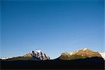 La neige - couvertes de montagnes sur fond de ciel bleu