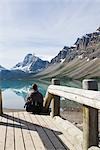 Montagnes couvertes de neige près du lac Bow au Canada