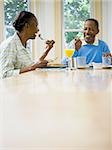Senior Woman with ein alter Mann sitzt am Frühstückstisch